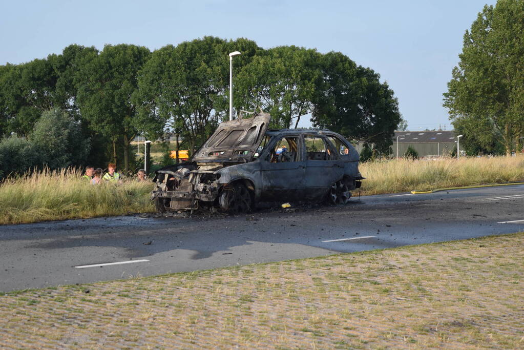 Personenauto volledig uitgebrand