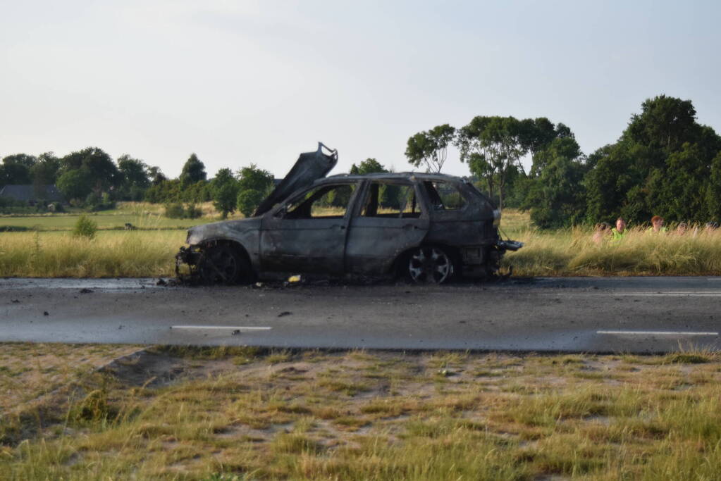 Personenauto volledig uitgebrand