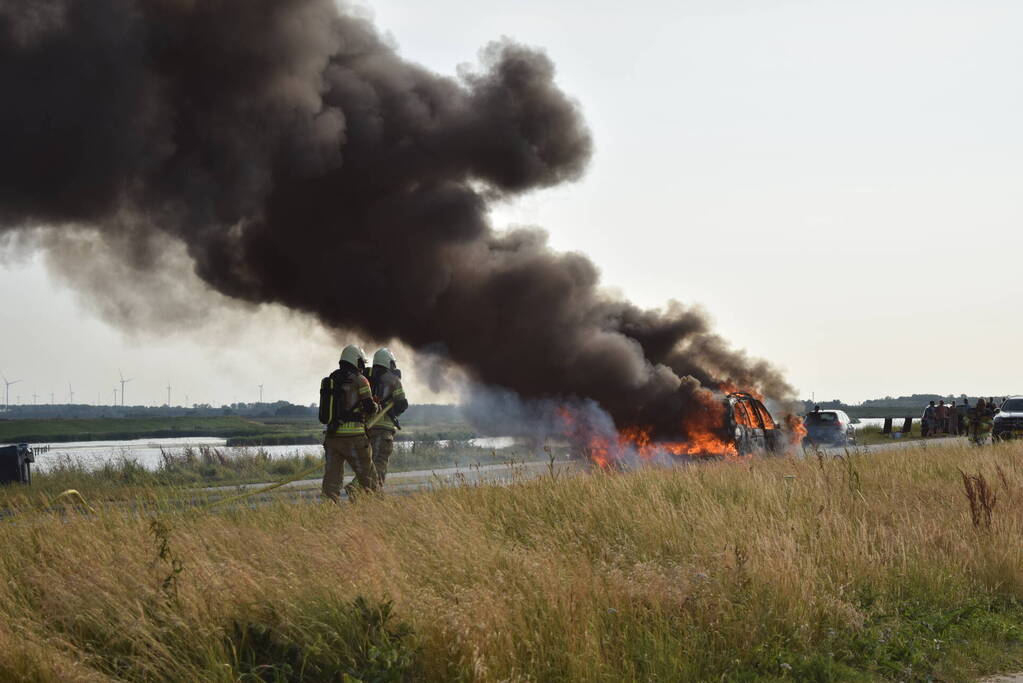 Personenauto volledig uitgebrand