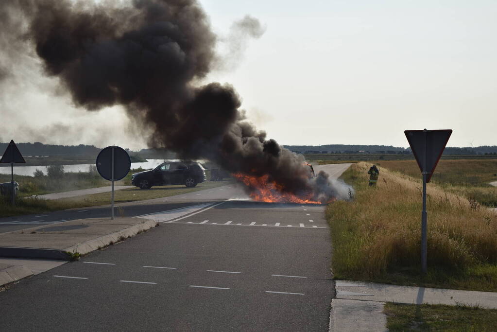 Personenauto volledig uitgebrand