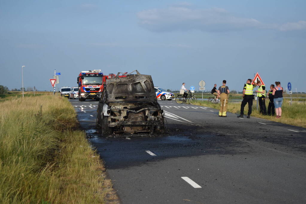 Personenauto volledig uitgebrand