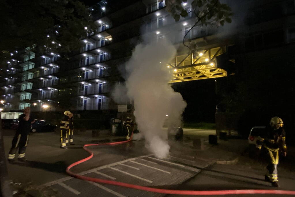 Papiercontainer vliegt in brand