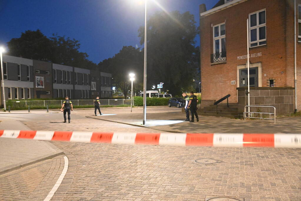 Man rijdt naar ziekenhuis na te zijn beschoten