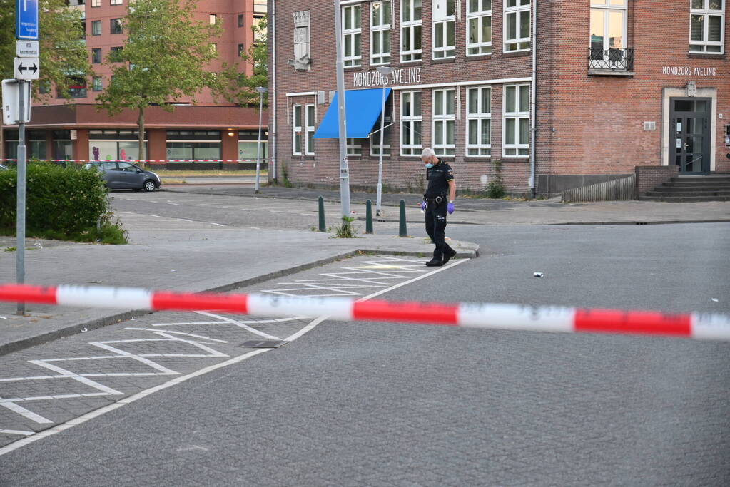 Man rijdt naar ziekenhuis na te zijn beschoten