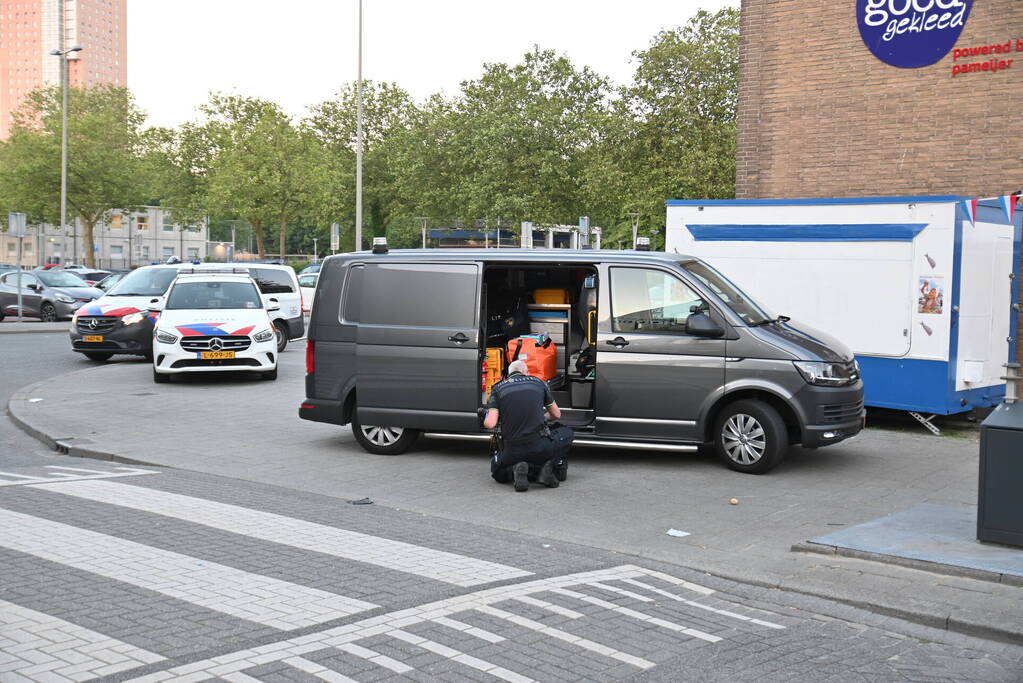 Man rijdt naar ziekenhuis na te zijn beschoten