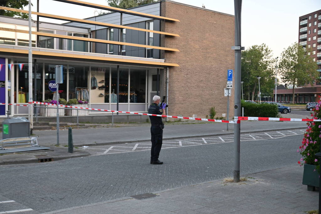 Man rijdt naar ziekenhuis na te zijn beschoten