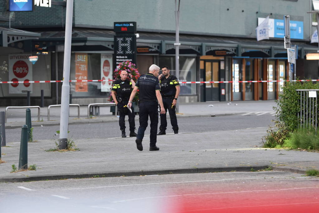 Man rijdt naar ziekenhuis na te zijn beschoten