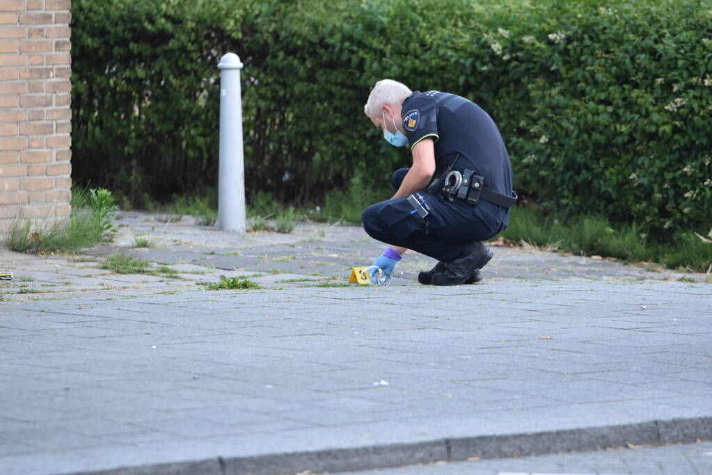 Man rijdt naar ziekenhuis na te zijn beschoten