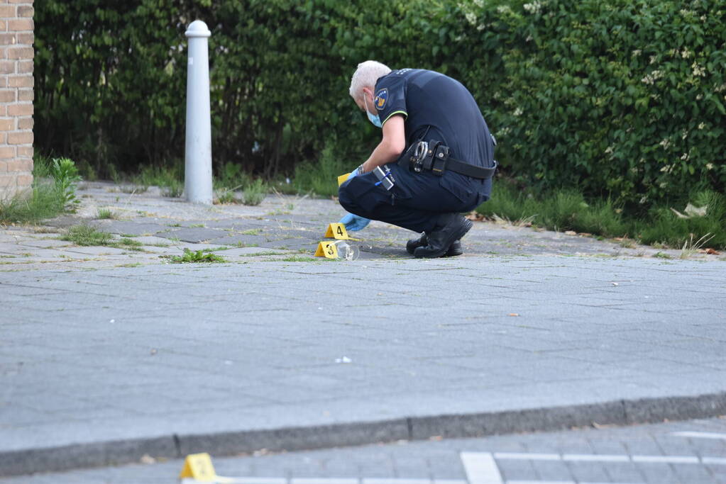 Man rijdt naar ziekenhuis na te zijn beschoten