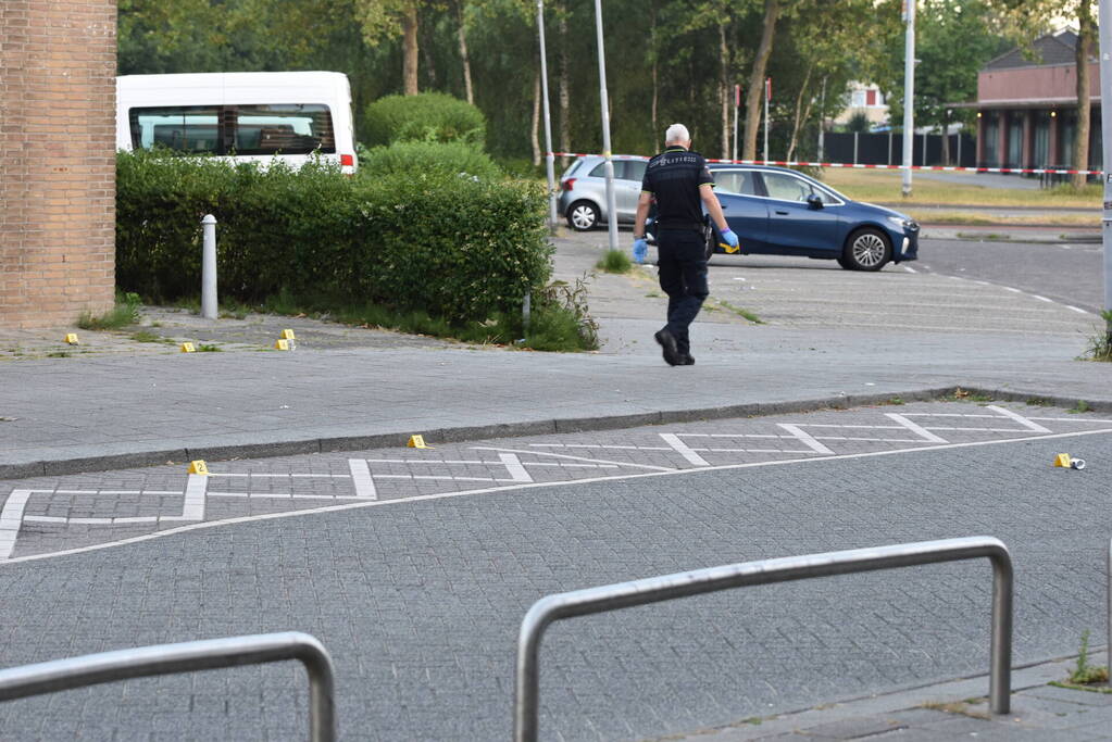 Man rijdt naar ziekenhuis na te zijn beschoten