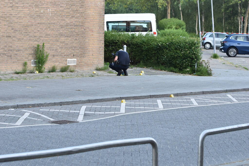 Man rijdt naar ziekenhuis na te zijn beschoten