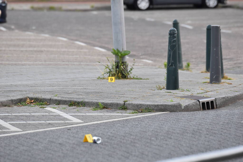 Man rijdt naar ziekenhuis na te zijn beschoten