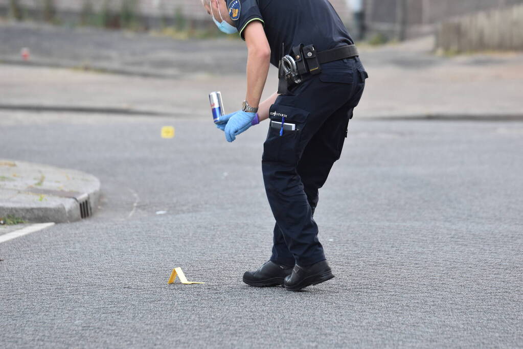 Man rijdt naar ziekenhuis na te zijn beschoten