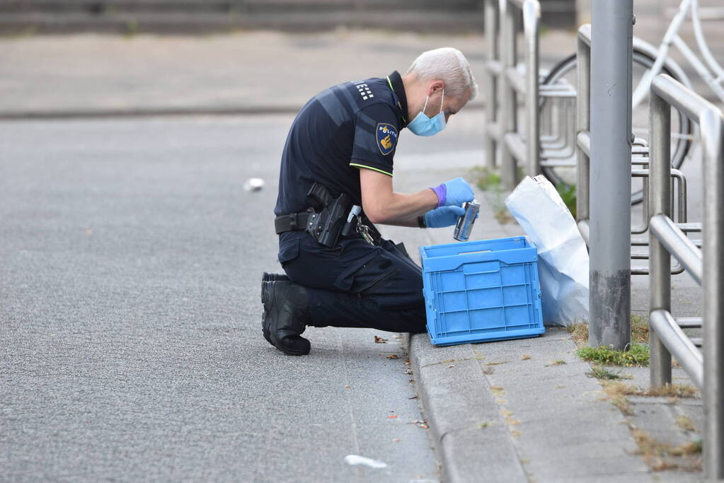 Man rijdt naar ziekenhuis na te zijn beschoten