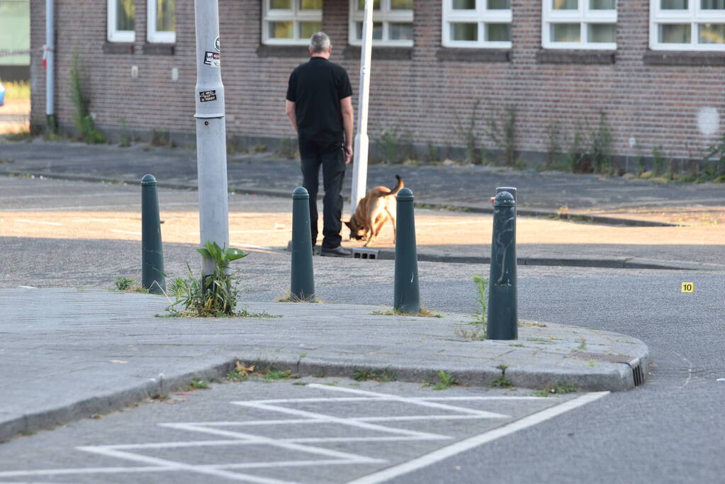 Man rijdt naar ziekenhuis na te zijn beschoten