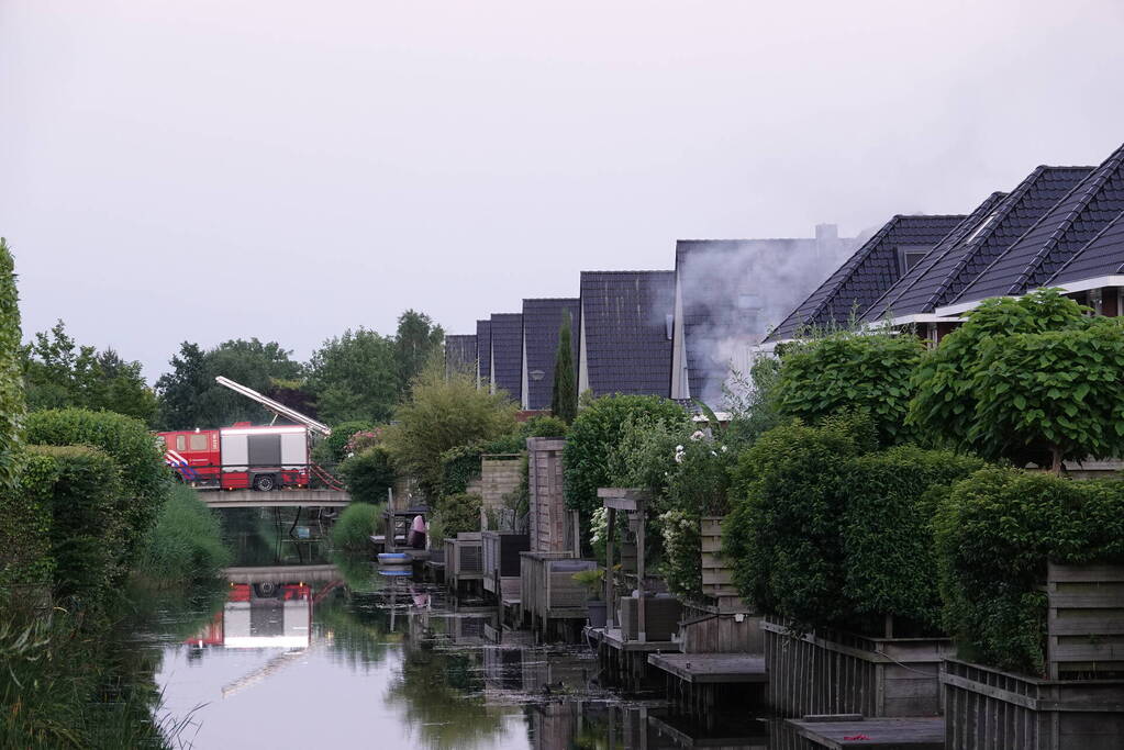 Veel rook bij brand in berging van woning