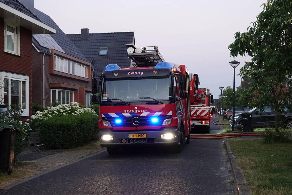 Veel rook bij brand in berging van woning