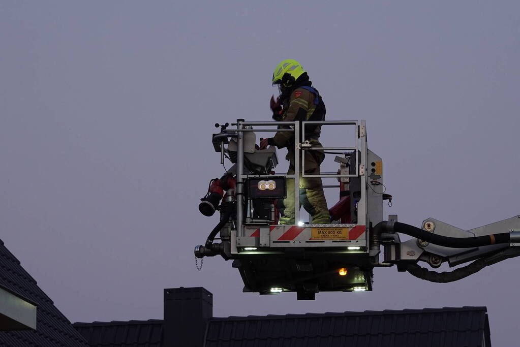 Veel rook bij brand in berging van woning