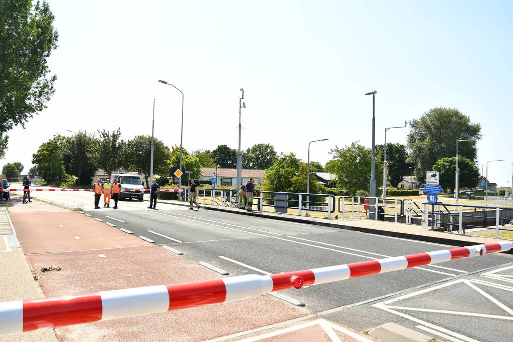 Brug in storing door hitte, brandweer ingezet om te koelen