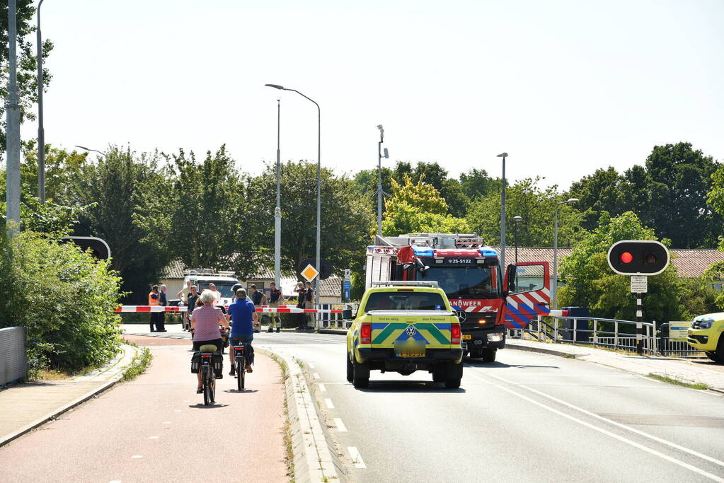 Brug in storing door hitte, brandweer ingezet om te koelen