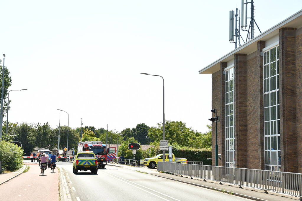 Brug in storing door hitte, brandweer ingezet om te koelen