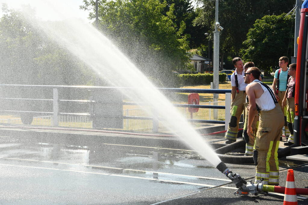 Brug in storing door hitte, brandweer ingezet om te koelen