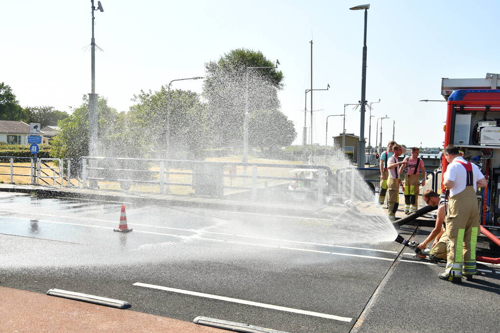 Brug in storing door hitte, brandweer ingezet om te koelen