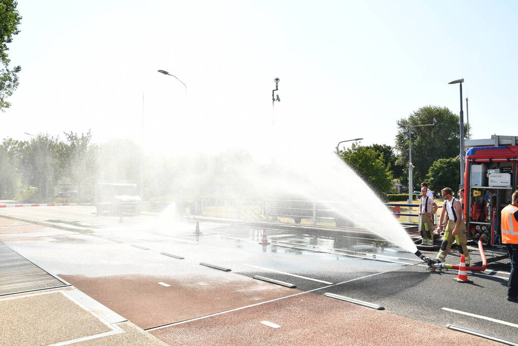 Brug in storing door hitte, brandweer ingezet om te koelen