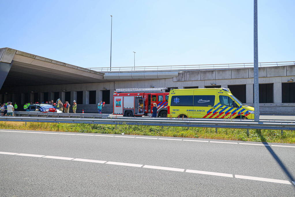 Traumahelikopter landt naast snelweg voor ernstig ongeval