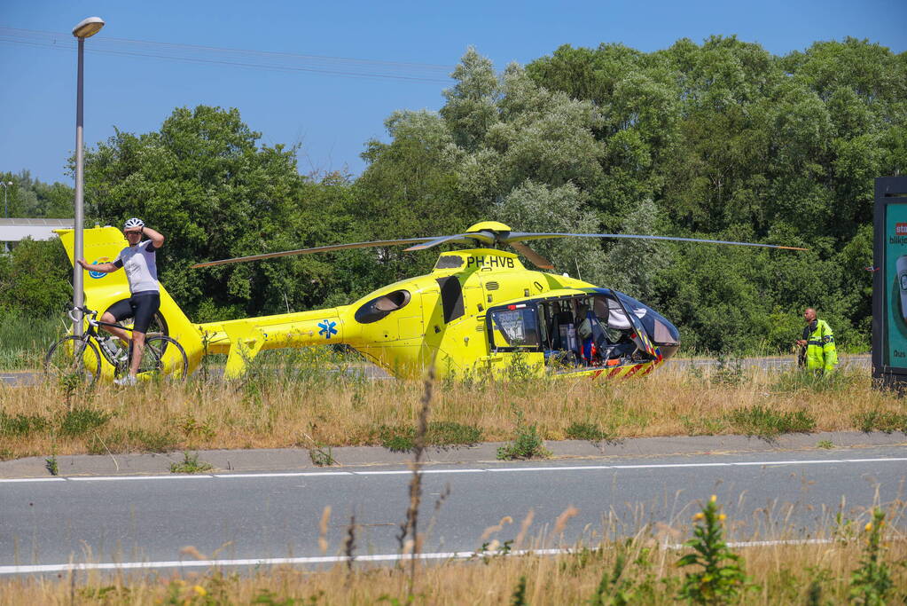 Traumahelikopter landt naast snelweg voor ernstig ongeval