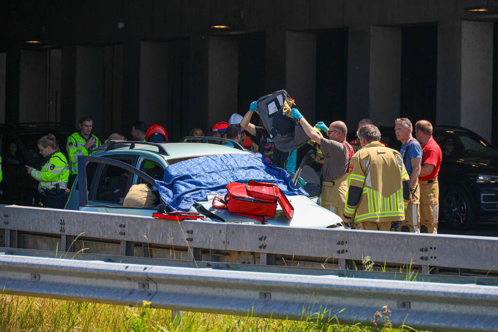 Traumahelikopter landt naast snelweg voor ernstig ongeval