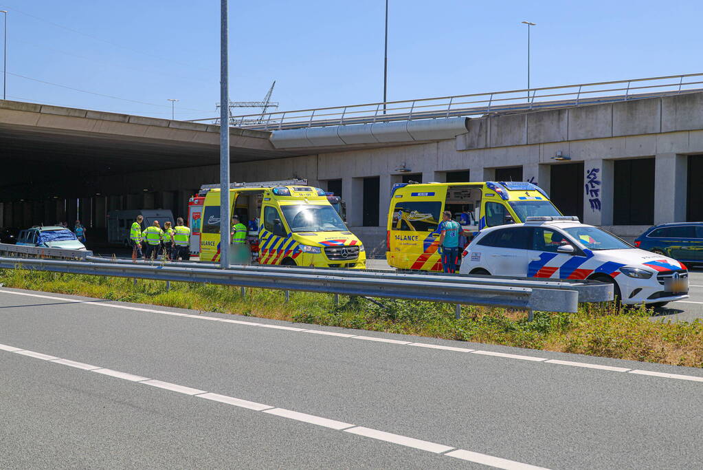 Traumahelikopter landt naast snelweg voor ernstig ongeval