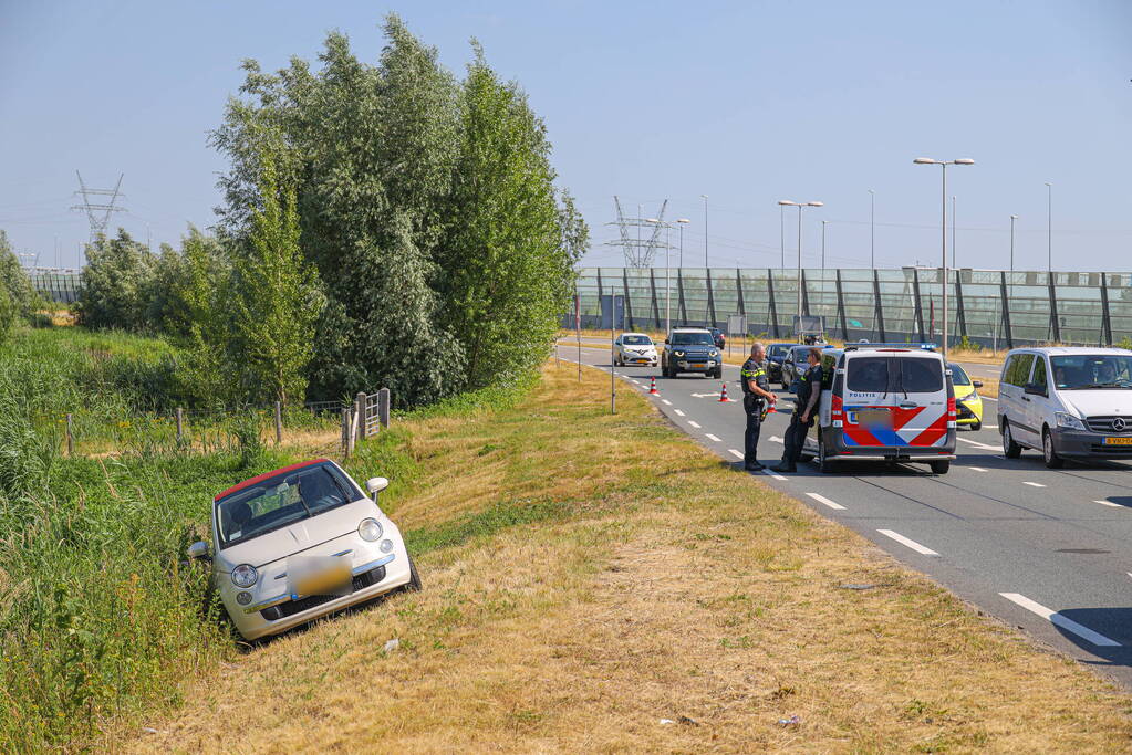 Auto raakt van de weg na botsing