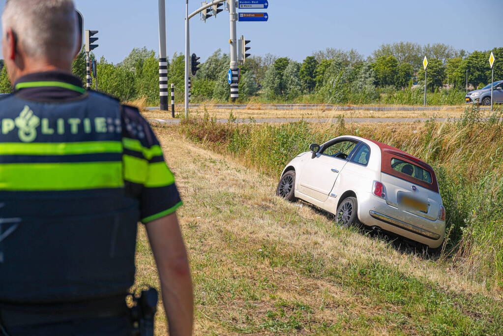 Auto raakt van de weg na botsing