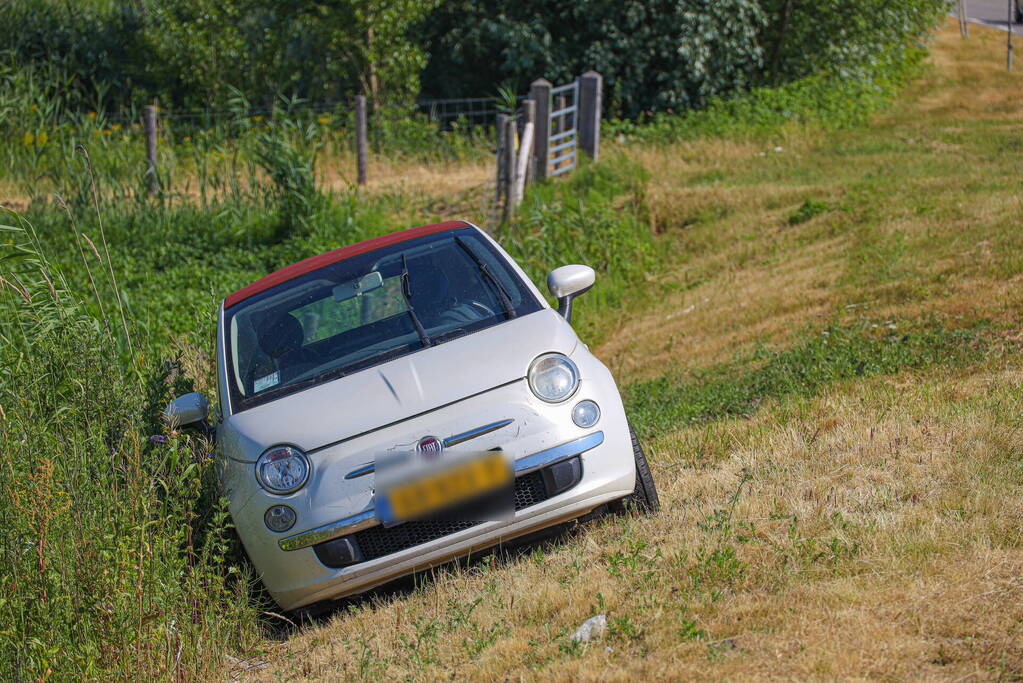 Auto raakt van de weg na botsing