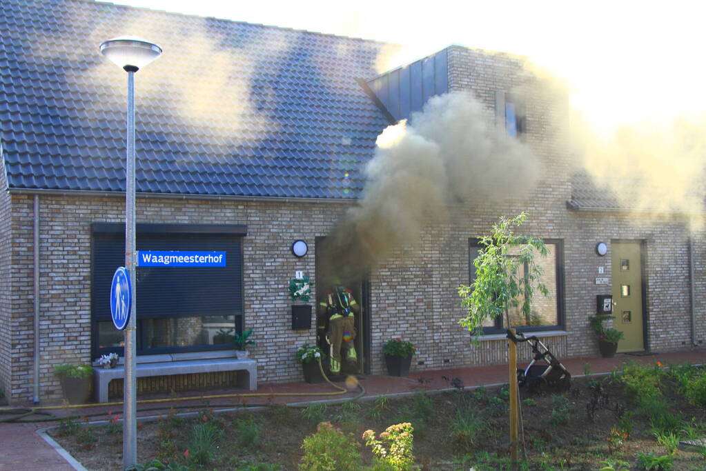 Hevige rookontwikkeling bij woningbrand