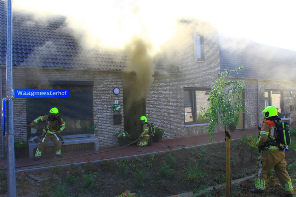 Hevige rookontwikkeling bij woningbrand