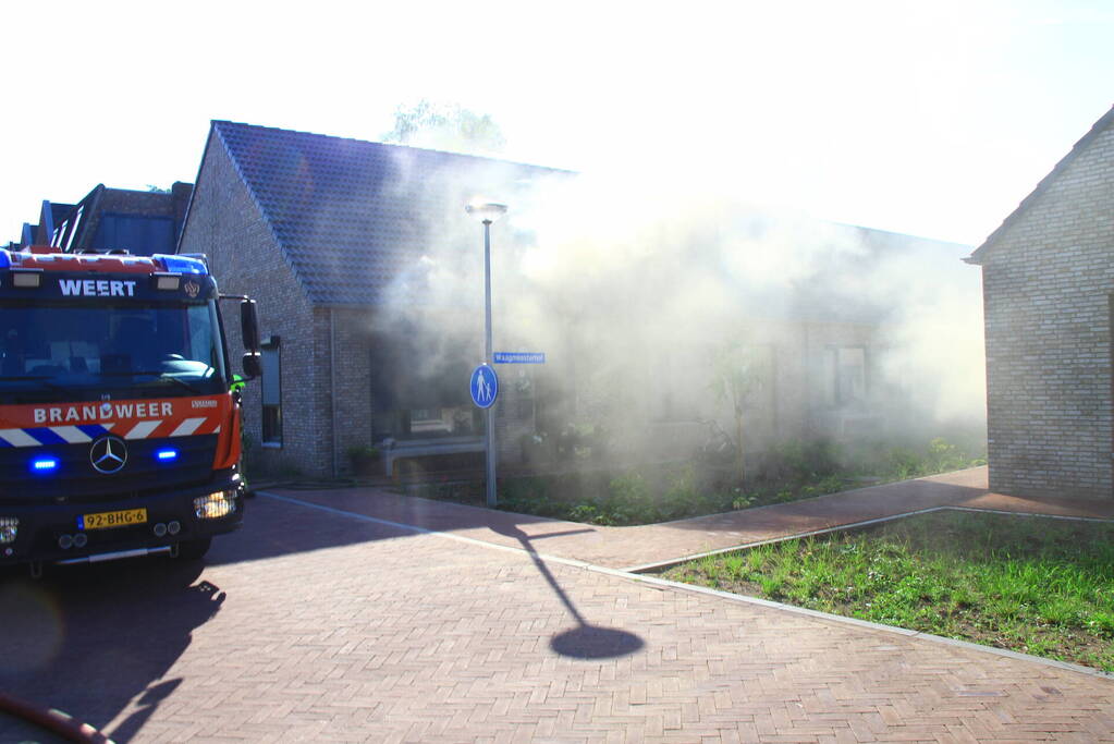 Hevige rookontwikkeling bij woningbrand