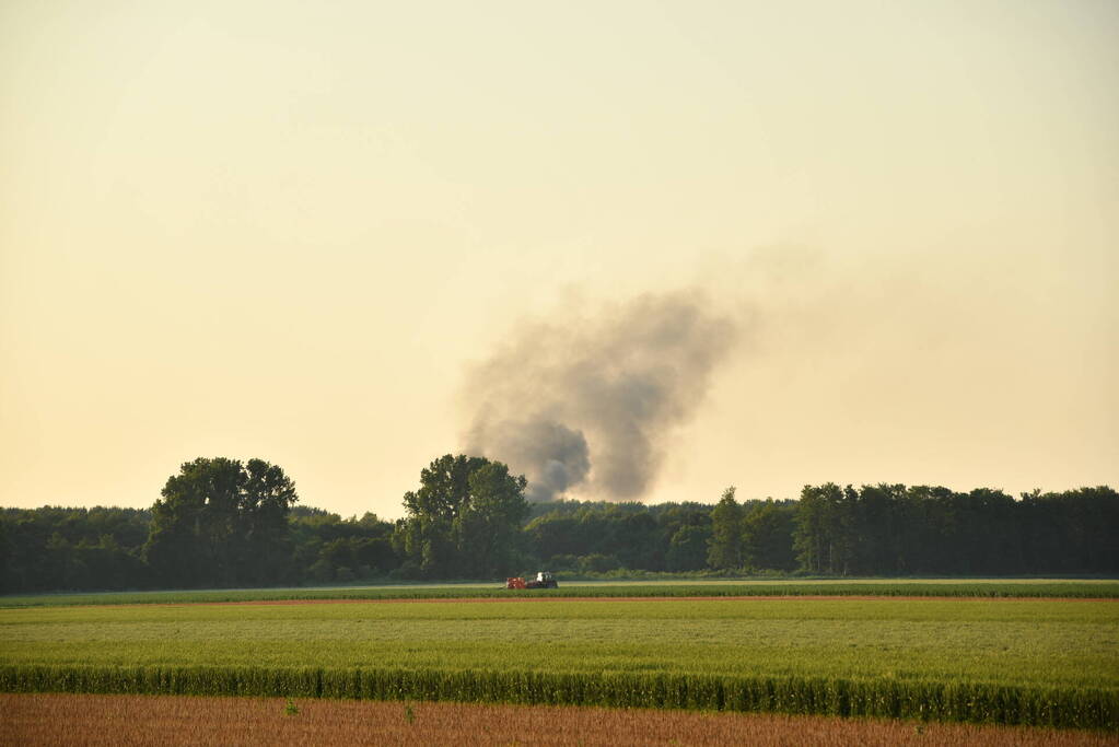 Grote rookwolk bij brand in berg afval