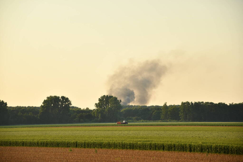 Grote rookwolk bij brand in berg afval