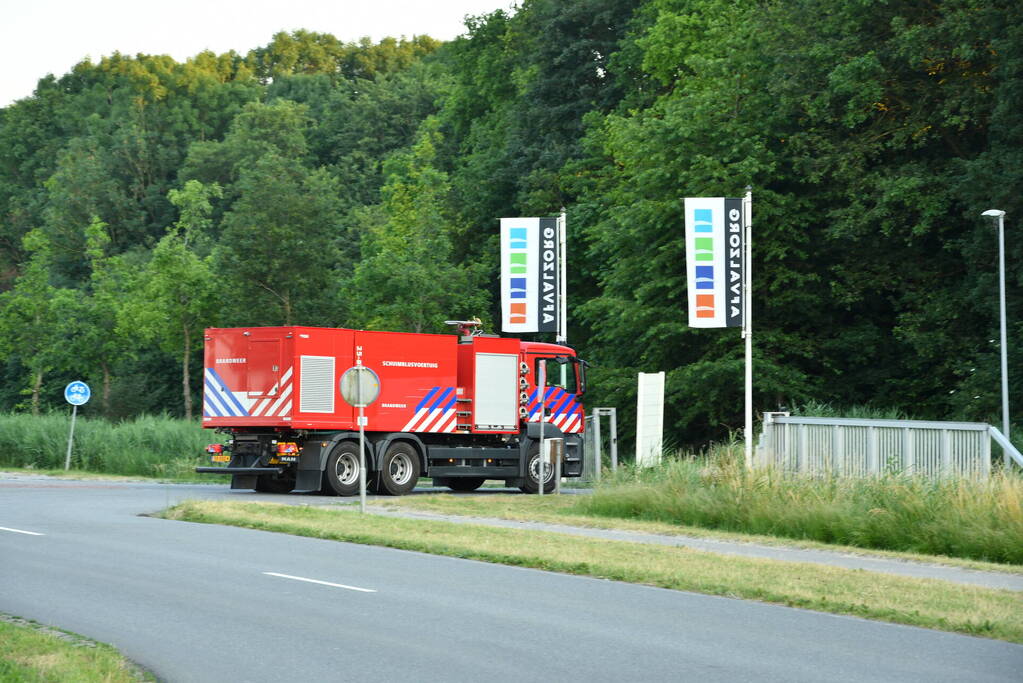 Grote rookwolk bij brand in berg afval