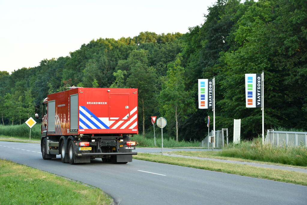 Grote rookwolk bij brand in berg afval