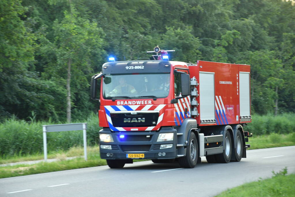 Grote rookwolk bij brand in berg afval