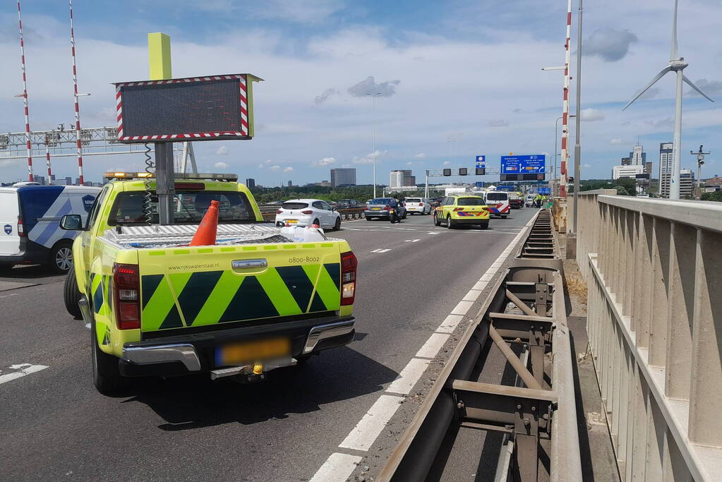 Flinke schade bij ongeval op van Brienenoordbrug