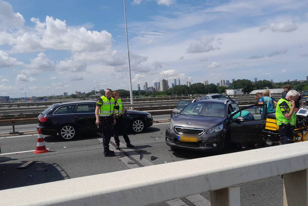 Flinke schade bij ongeval op van Brienenoordbrug