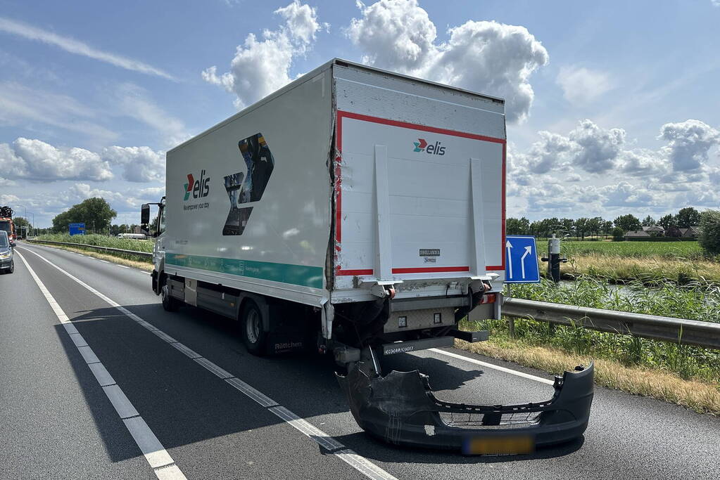 Enorme schade bij botsing met vrachtwagen