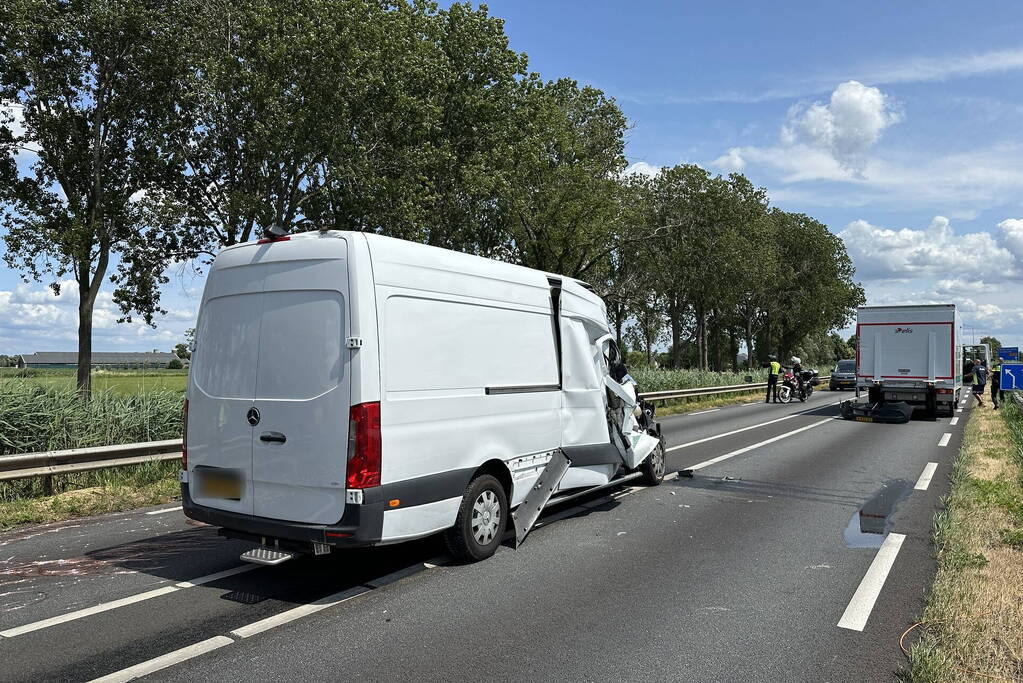 Enorme schade bij botsing met vrachtwagen