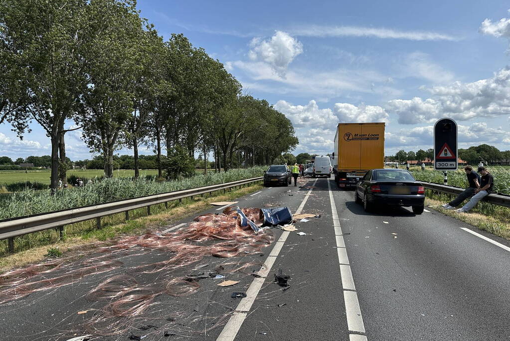 Enorme schade bij botsing met vrachtwagen