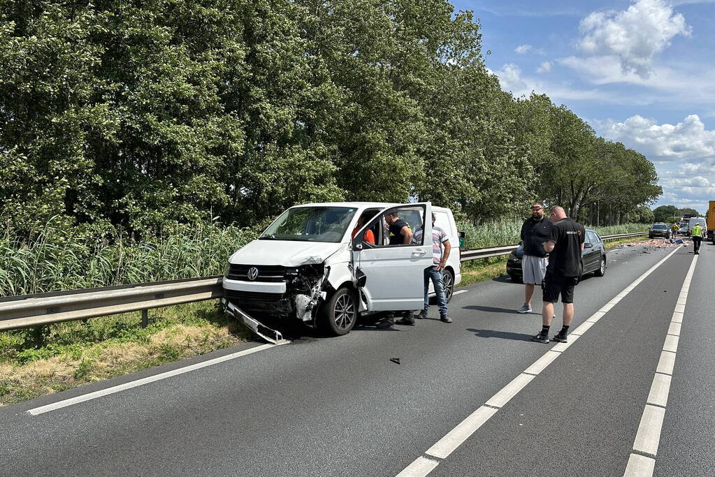 Enorme schade bij botsing met vrachtwagen