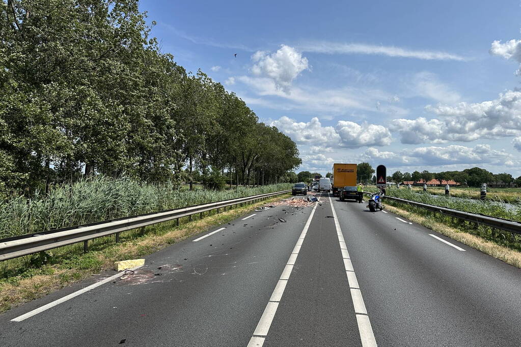 Enorme schade bij botsing met vrachtwagen